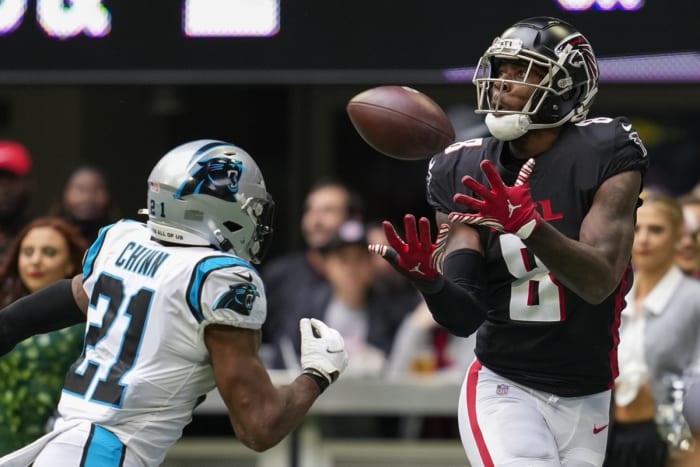 Atlanta Falcons tight end Kyle Pitts (8) makes a catch against Carolina safety Jeremy Chinn (21). Mandatory Credit: Dale Zanine-USA TODAY Sports